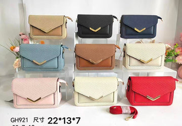 BORSA CON TARGHETTA DORATA A V