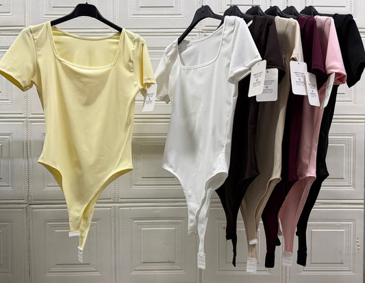 BODY MANICA CORTA CON SCOLLO SQUADRATO