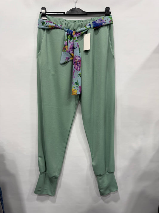 PANTALONE CURVY CON FASCIA A FIORI