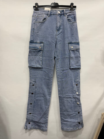 JEANS A CARGO CON BOTTONI