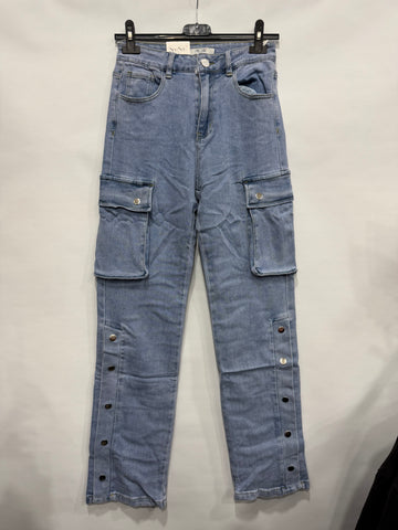 JEANS CARGO CON SERIE DI BOTTONI
