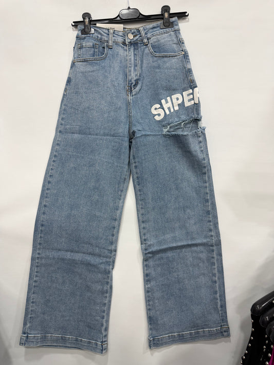 JEANS A ZAMPA CON STRAPPO NEL LATO CON SCRITTA 3D