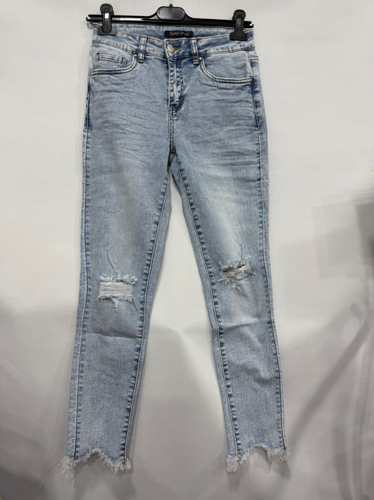 JEANS SKINNY CON STRAPPO ASSIMETRICO IN CAVIGLIA
