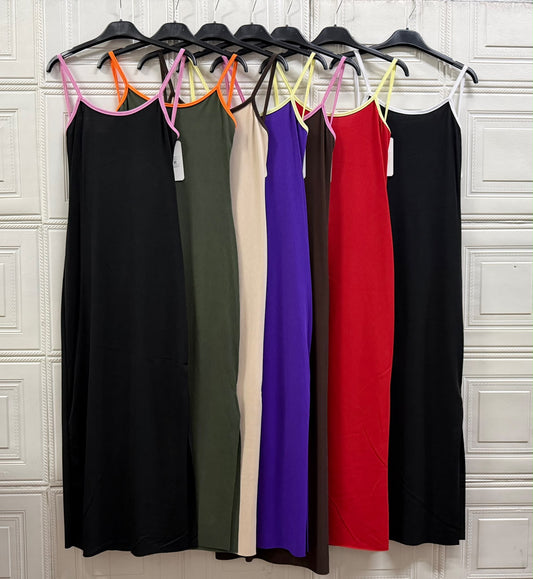 VESTITO CON DETTAGLI A COLORI