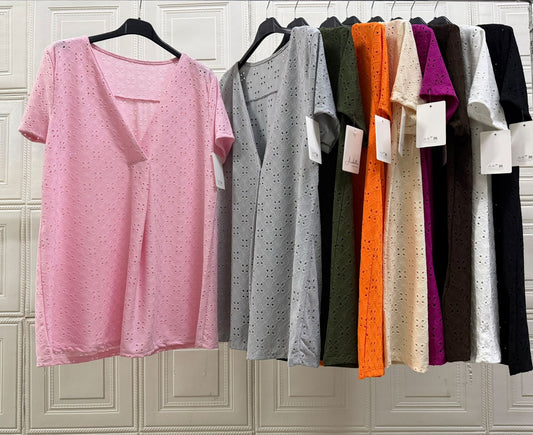MAGLIA SBUCATA CURVY CON SCOLLO A V