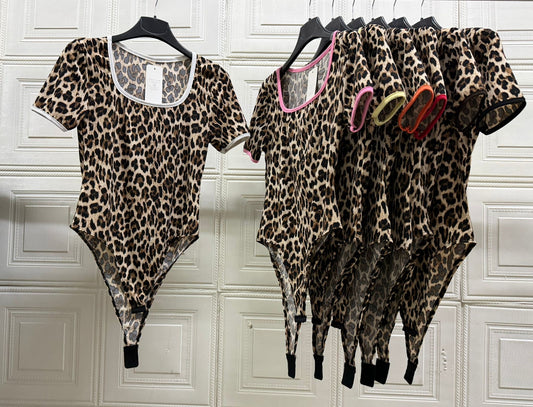 BODY LEOPARDATO CON SCOLLO SQUADRATO